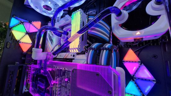 PC dengan banyak pencahayaan RGB