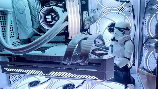 رایانه شخصی با یک رنگ سفید و طرح روشنایی شامل یک نگهدارنده GPU Stormtrooper سفید است