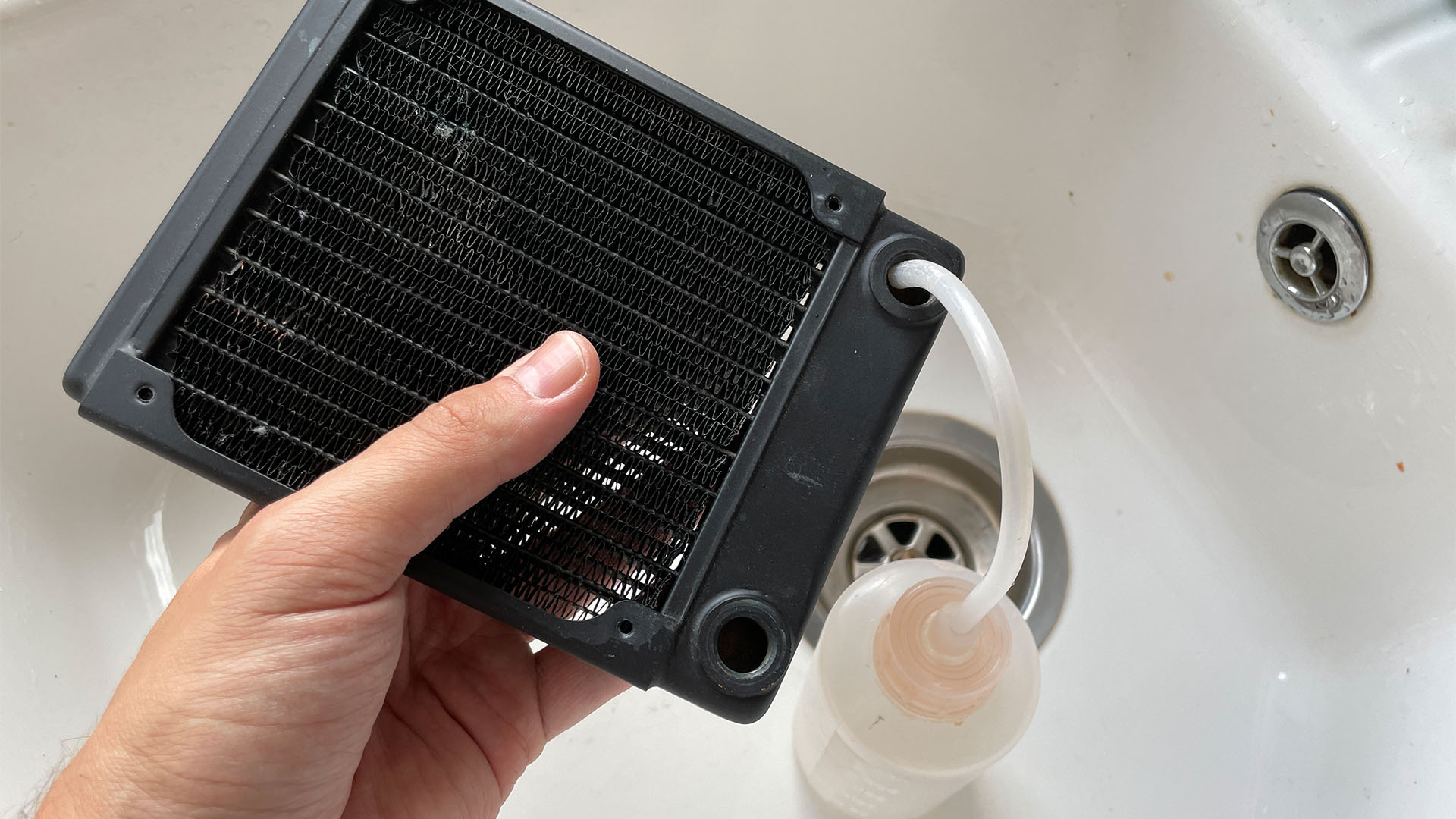 Rinsing out a water-cooling radiator