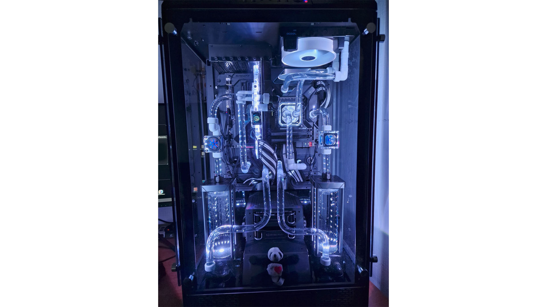 Dual reservoir Thermaltake Tower 900 water cooled PC 01