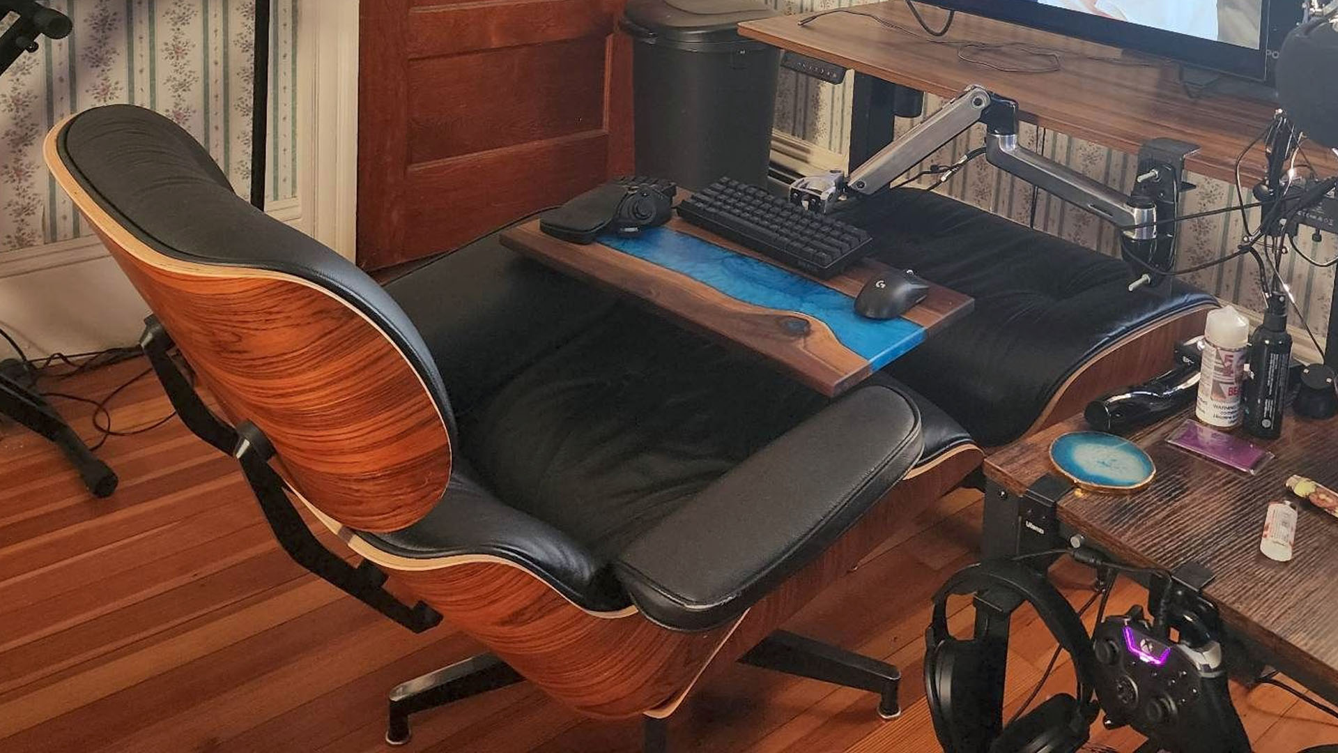 Eames chair gaming PC setup 01