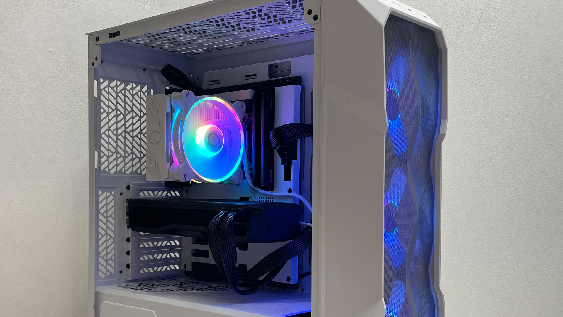 cooler master hyper 212 halo white review - mounted in a case