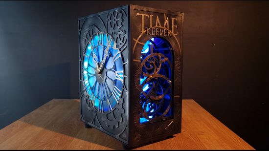 Time Keeper Case Mod: una imagen del producto final que no se concede en un reloj de trabajo iluminado y el panel lateral de la PC