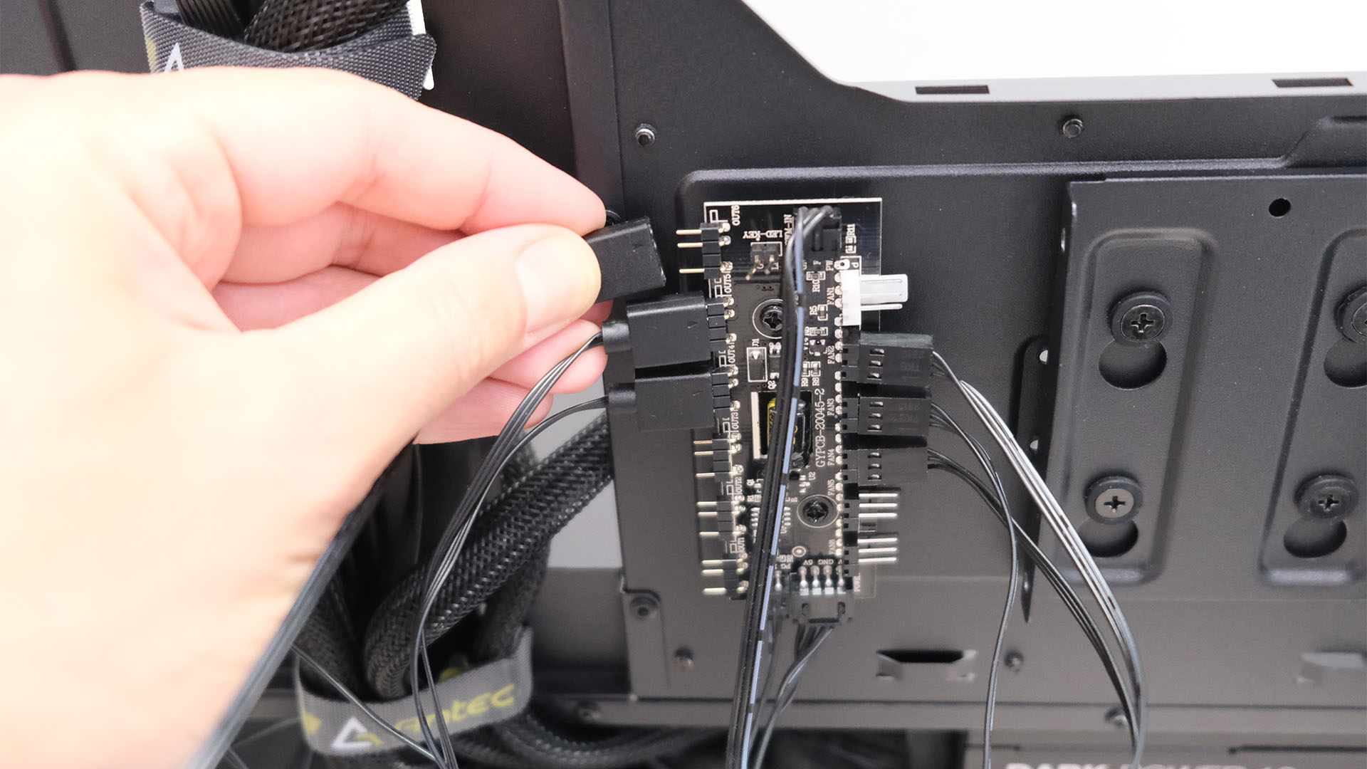 Cable management guide: Use fan and lighting hubs